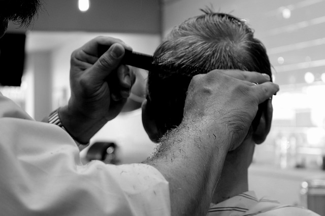 Barberkoste og saks på arbejdsbordet hos Frisør Alex